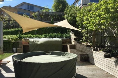 Photo of property in 12 Bintulu Place, Fairview Heights, Auckland, 0632