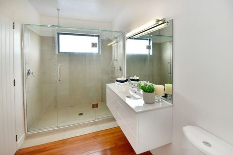 Photo of property in 4 Roberts Road, Matakatia, Whangaparaoa, 0930