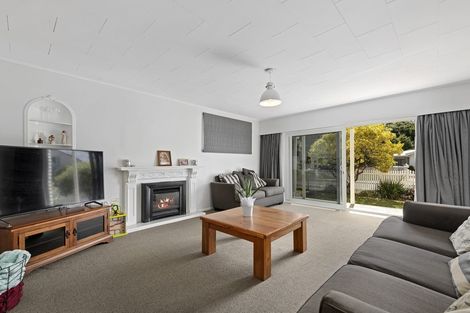 Photo of property in 15 Whirinaki Crescent, Heretaunga, Upper Hutt, 5018