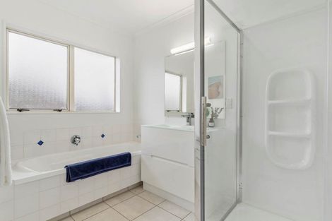 Photo of property in 3 Villino Place, Randwick Park, Auckland, 2105