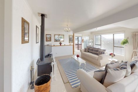 Photo of property in 2 Leo Place, Kawaha Point, Rotorua, 3010