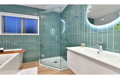 Photo of property in 168 Centreway Road, Orewa, 0931