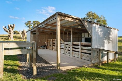 Photo of property in 290 Waitakere Road, Taupaki, 0782