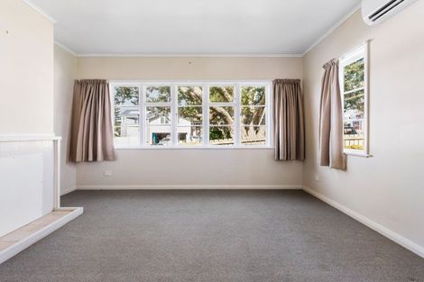 Photo of property in 27 Old Lake Road, Narrow Neck, Auckland, 0624