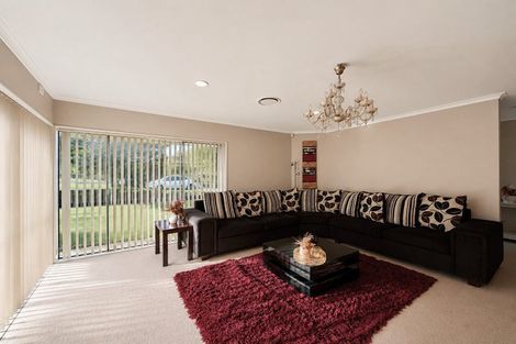 Photo of property in 28 Piper Place, Goodwood Heights, Auckland, 2105