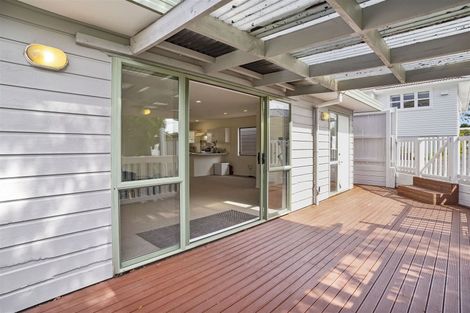 Photo of property in 2/23 Ludlow Terrace, Totara Vale, Auckland, 0627