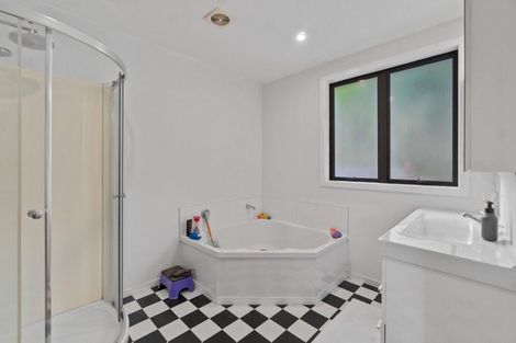 Photo of property in 140 Shaw Road, Oratia, Auckland, 0604