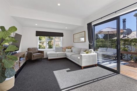 Photo of property in 15 Bracken Street, New Plymouth, 4310