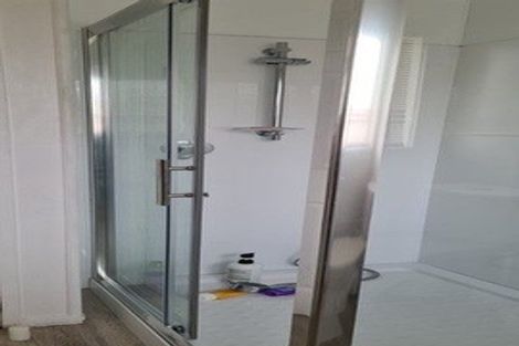 Photo of property in 2/124 Te Atatu Road, Te Atatu South, Auckland, 0610