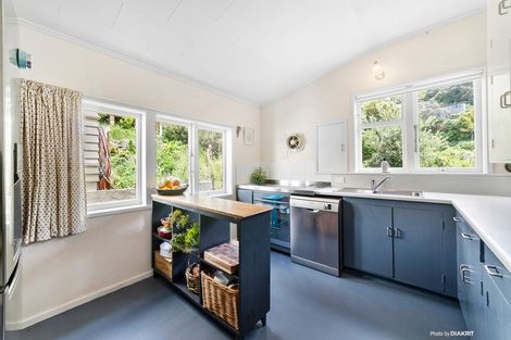 Photo of property in 120 Sutherland Road, Melrose, Wellington, 6023