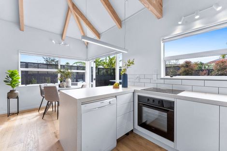 Photo of property in 2/7 Seine Road, Forrest Hill, Auckland, 0620