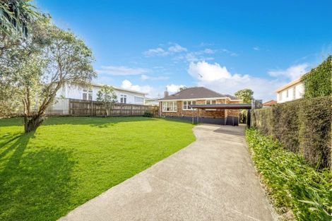 Photo of property in 194 Chivalry Road, Glenfield, Auckland, 0629