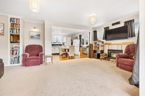 Photo of property in 3 Rewarewa Road, Te Atatu Peninsula, Auckland, 0610