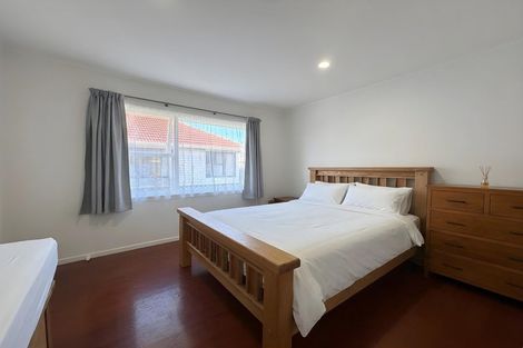 Photo of property in 8 Kiernan Place, Kelston, Auckland, 0602