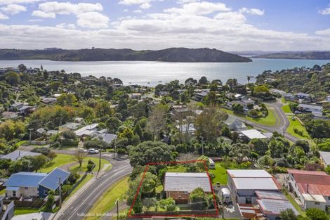 Photo of property in 35 Lorenzen Bay Road, Raglan, 3225