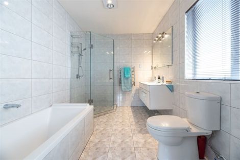 Photo of property in 92 Lake Panorama Drive, Henderson Valley, Auckland, 0612