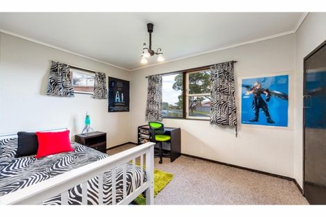 Photo of property in 72 La Rosa Street, Green Bay, Auckland, 0604