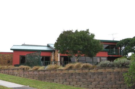 Photo of property in 2 Poaka Place, Beach Haven, Auckland, 0626