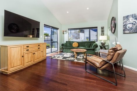 Photo of property in 2/982 East Coast Road, Northcross, Auckland, 0632