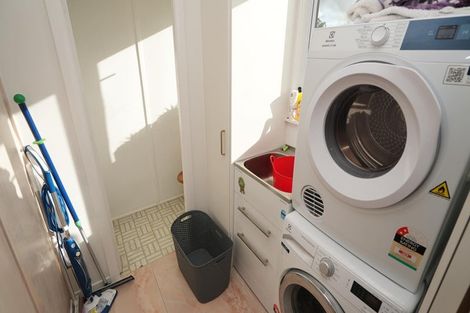 Photo of property in 37 Winston Avenue, Hokowhitu, Palmerston North, 4410