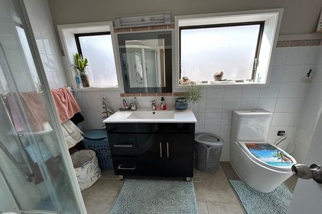 Photo of property in 1/98 Manhattan Heights, Glendene, Auckland, 0602