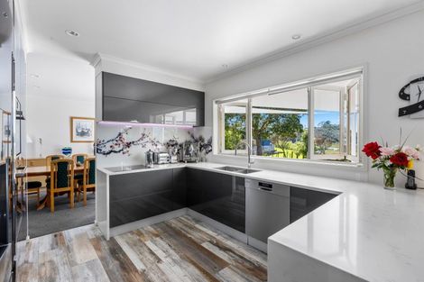 Photo of property in 85 Whangaparaoa Road, Red Beach, 0932