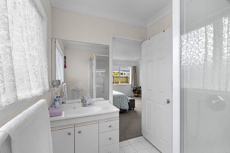 Photo of property in 2 Mcgowan Place, Orewa, 0931