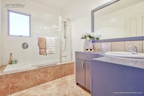 Photo of property in 13a Flanshaw Road, Te Atatu South, Auckland, 0610