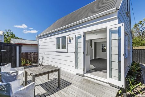 Photo of property in 5a Roslyn Terrace, Stanley Point, Auckland, 0624