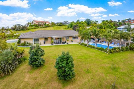 Photo of property in 54 Roberts Road, Matakatia, Whangaparaoa, 0930