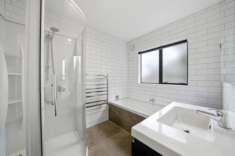 Photo of property in 2/121 Forrest Hill Road, Forrest Hill, Auckland, 0620