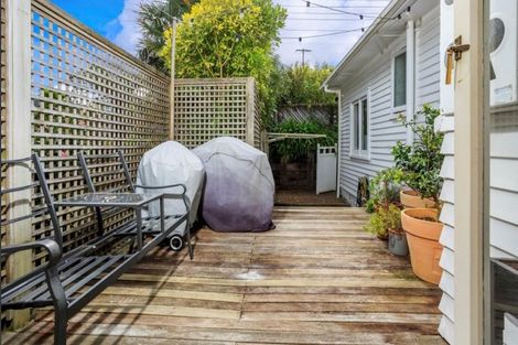 Photo of property in 1/160 East Coast Road, Forrest Hill, Auckland, 0620