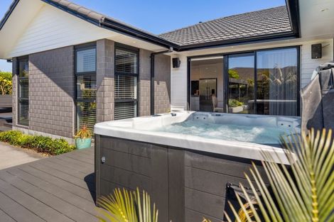 Photo of property in 5 Augusta Grove, Waiwhakaiho, New Plymouth, 4312