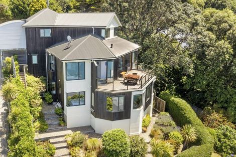 Photo of property in 20 Napier Street, Karaka Bays, Wellington, 6022