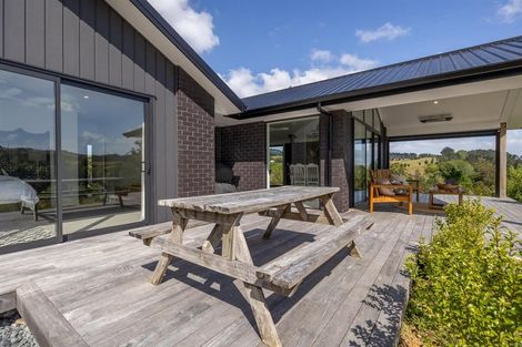 Photo of property in 1056 Peak Road, Helensville, 0875