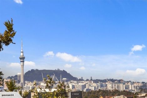 Photo of property in 15 Ravenwood Drive, Forrest Hill, Auckland, 0620