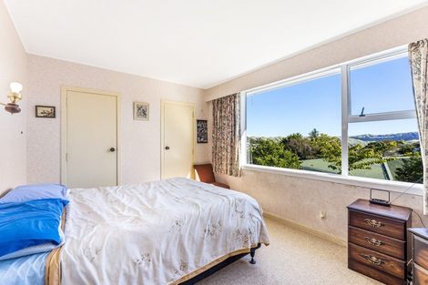 Photo of property in 25 Longcroft Terrace, Newlands, Wellington, 6037