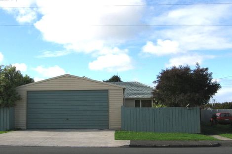 Photo of property in 2/1 Gloria Avenue, Te Atatu Peninsula, Auckland, 0610