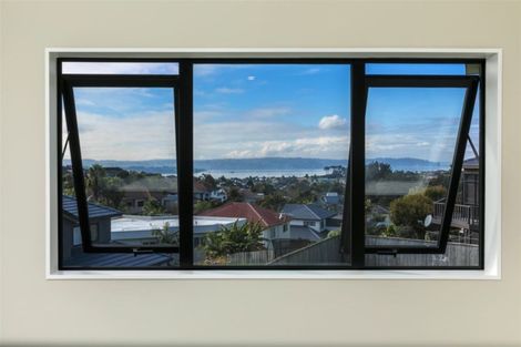 Photo of property in 28 Bernleigh Terrace, West Harbour, Auckland, 0618