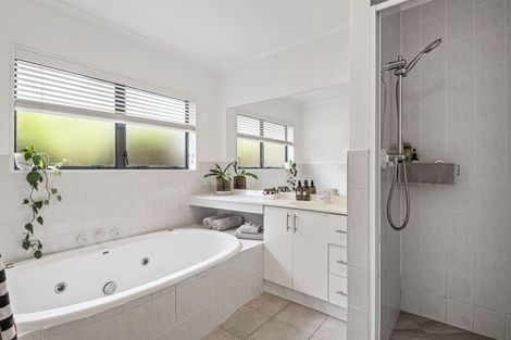 Photo of property in 31 Seaton Road, Murrays Bay, Auckland, 0630