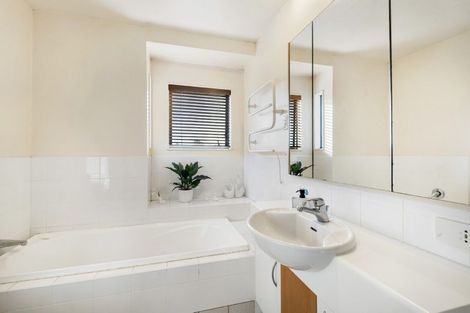 Photo of property in 22/8 Tobago Place, Sunnynook, Auckland, 0620