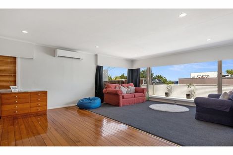 Photo of property in 137 Carlisle Road, Northcross, Auckland, 0632