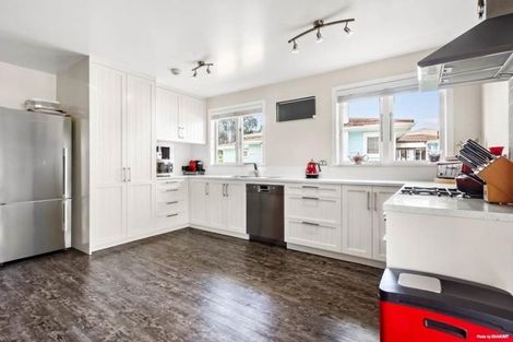 Photo of property in 32 Gloria Avenue, Te Atatu Peninsula, Auckland, 0610