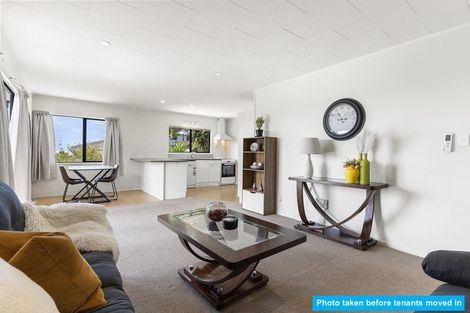 Photo of property in 1/19 Exeter Place, Unsworth Heights, Auckland, 0632