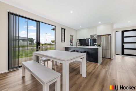 Photo of property in 2 Poutawa Lane, Clarks Beach, 2122