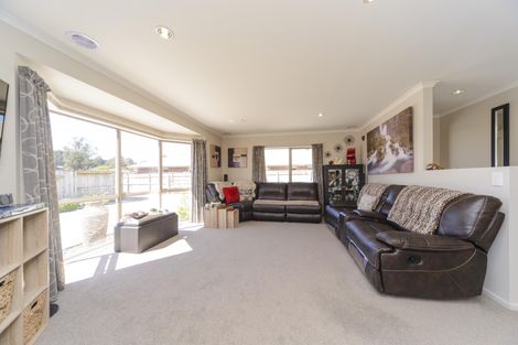 Photo of property in 11 Chestnut Close, Kelvin Grove, Palmerston North, 4414