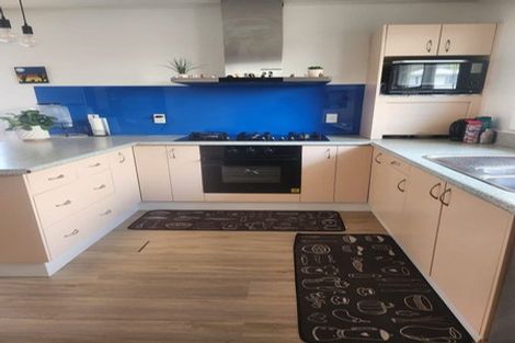 Photo of property in 72 Kenmore Street, Newlands, Wellington, 6037