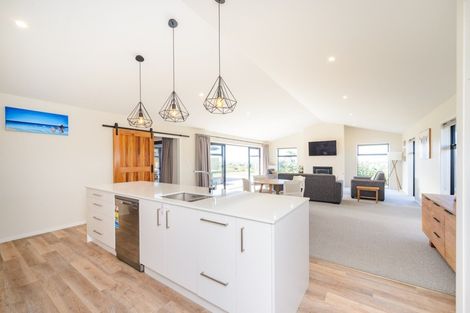 Photo of property in 48 Vaucluse Heights, Fitzherbert, Palmerston North, 4410