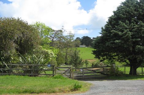 Photo of property in 130 Foster Road, Kumeu, 0891