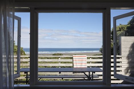 Photo of property in 72 Garden Road, Piha, New Lynn, 0772